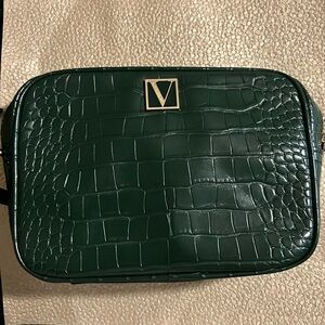 Victoria Secret handbag in emerald green. Faux crocodile skin.